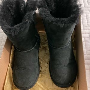 UGG Bailey Bow Black size 2